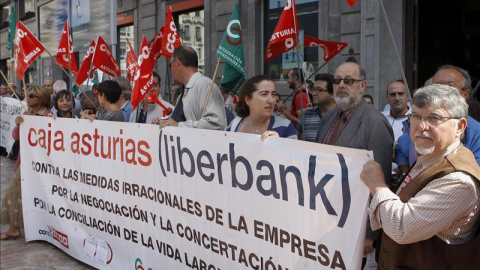 Manifestación contra el primer ERE en Liberbank. EFE