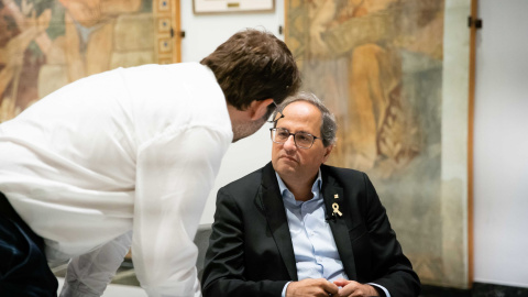 Torra, amb un dels seus assessors, just abans d'arrencar l'entrevista. JOEL KASHILA.