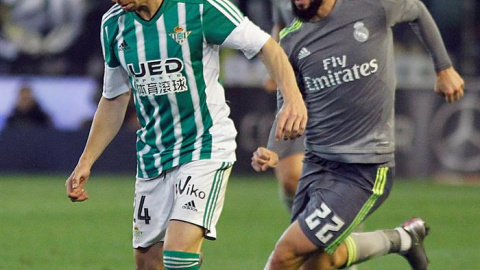 Rubén Castro controla un balón ante Isco en el Betis-Real Madrid de hace dos jornadas. /EFE