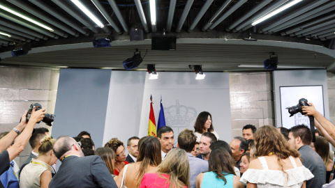 El presidente del Gobierno, Pedro Sánchez, rodeado de periodistas, tras la rueda de prensa en el Palacio de la Moncloa para hacer balance de su gestión en el Ejecutivo. REUTERS/Susana Vera