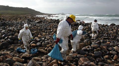 06/11/2003-Las "Brigadas de Medio Ambiente" trabajando en Enseada do Trece, cerca del Cabo Vilano, en la aldea de Camarinas, el 6 de noviembre de 2003, en las costas del noroeste de España, en la región de Galicia tras la catástrofe del "Pr