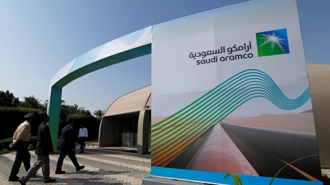 El logo de la petrolera estatal Saudi Aramco, a la entrada del centro de congresos y concención de Dhahran, la capital petrolífera de Arabia Saudí. REUTERS/Hamad I Mohammed