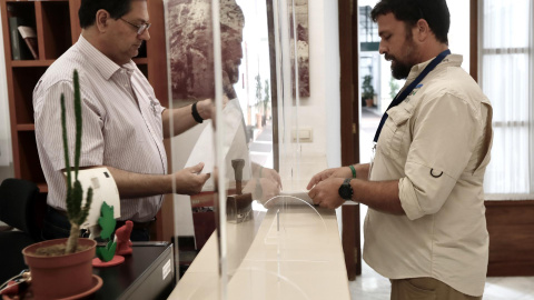 Carlos Molina, técnico de SEO/Birdlife en Doñana en el momento de entrega de las 145.000 firmas, a 17 de mayo de 2023 en el Parlamento de Andalucía.