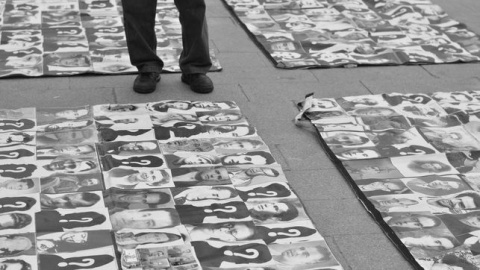 Representación de las víctimas del franquismo en la Puerta del Sol, Madrid 21 de marzo de 2013. Foto de Xanti Fakir bajo licencia CC BY 2.0 vía flickr