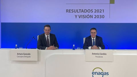 El presidente de Enagas, Antonio Llardén (d), y el consejero delegado (i), en la presentación de resultados de la compañía.