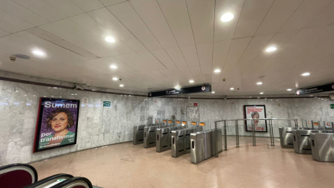 Cartells electorals de formacions polítiques a l'estació de Rodalies de Terrassa