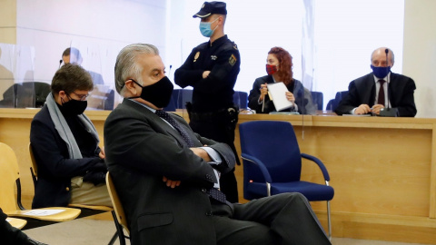 El extesorero del PP Luis Bárcenas sentado en el banquillo de los acusados durante la primera sesión del juicio por el pago de las obras de la sede del partido con la supuesta cja B, en la Audiencia Nacional en San Fernando de Henares. EFE/