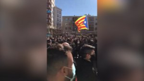 Lanzan objetos e increpan a Abascal durante una visita a Salt (Girona)