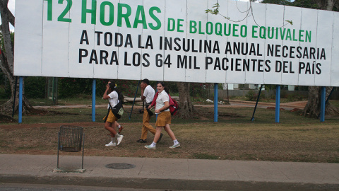 Una valla en contra del bloqueo a Cuba.