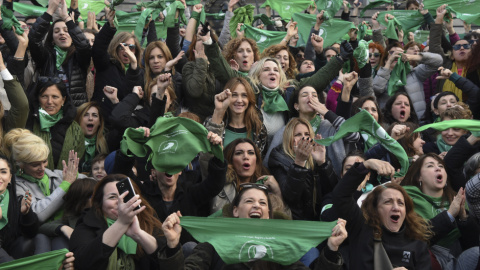 La llamada 'marea verde' de mujeres se manifiesta a favor de la legalización del aborto en Argentina. AFP