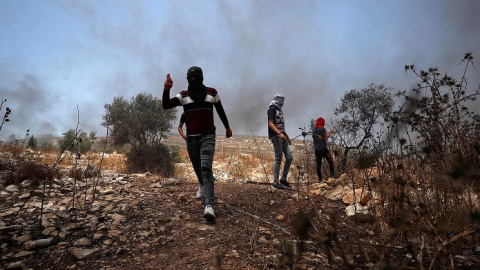 Manifestantes palestinos durante una protesta cerca del asentamiento judío de Qadomem. Reuters