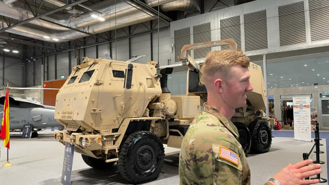 El sistema de lanzamiento de cohetes de precisión HIMARS, de fabricación estadounidense, en la Feindef de Madrid.