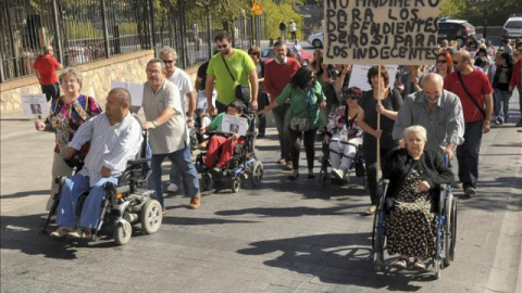 Un grupo de dependientes se manifiestan.- EFE