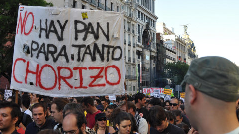 "No hay pan para tanto chorizo" reza este cartel del 15-M.