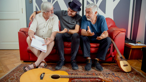 Giulio Wilson, entre Marcelo y Jorge Coulón, de Inti-Illimani.