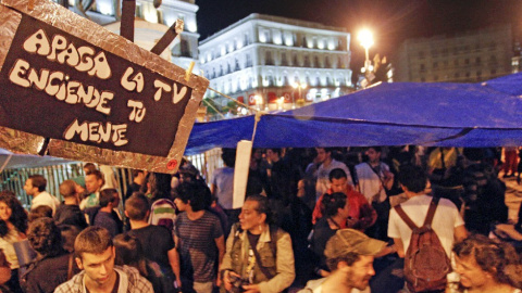 "Apaga la tele, enciende tu mente" rezaba este cartel del 15-M.