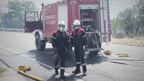 Dos bomberos participan en la extinción de un incendio en la comarca de Tafalla, a 18 de junio de 2022, en Ujué, Pamplona, Navarra, (España).