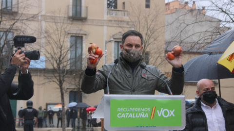 Santiago Abascal mostrant alguns dels objectes que li van llançar a Salt.