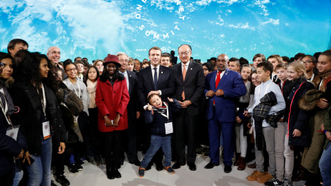 El presidente de Francia, Emmanuel Macron, entre los presentes en la cumbre One Planet Summit.