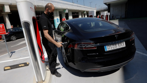 21/06/2022. Una persona recarga un coche eléctrico en un punto de recarga, a 27 de julio de 2021, en Murcia.