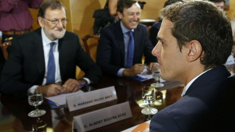 Mariano Rajoy y Albert Rivera, junto a otros miembros de sus partidos, durante la negociación del pacto de investidura. Archivo EFE / Sergio Barrenechea