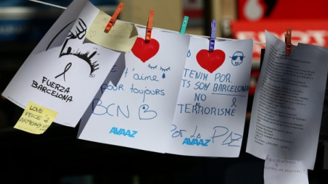 Missatges col·locats al memorial de Les Rambles de Barcelona en record i homenatge a les víctimes dels atemptats a Catalunya. REUTERS/Albert Gea