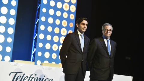 El presidente de Telefonica, José María Álvarez-Pallete, y su antecesor en el cargo, César Alierta, durante la junta general de accionistas de la empresa. EFE/Fernando Villar