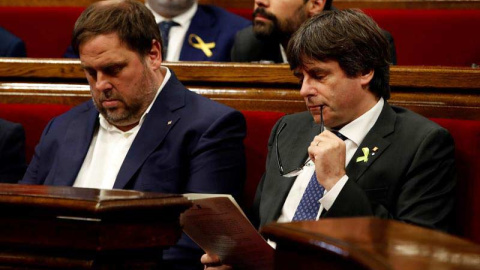 El presidente de la Generalitat, Carles Puigdemont, y su vicepresidente, Oriol Junqueras,izz., en el pleno monográfico del Parlament en respuesta a la aplicación del artículo 155 de la Constitución. | EFE