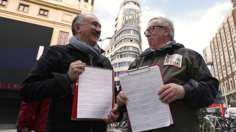 Los secretarios generales de CCOO y UGT, Ignacio Fernández Toxo y Pepe Álvarez, participaron hoy en Madrid en una recogida de firmas para promover una Iniciativa Legislativa Popular (ILP) para la implantar una prestación de ingresos mínimos