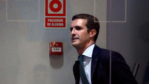 El presidente del PP y diputado por Ávila, Pablo Casado poco antes de su comparecencia ante los medios tras conocerse que la jueza ha pedido al Tribunal Supremo al considerar que existen "indicios" de delito por su máster.EFE/Chema Moya