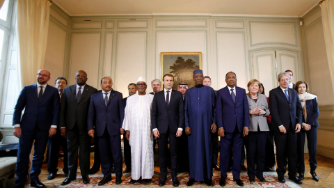 El presidente francés Emmanuel Macron junto a los líderes del Sahel G-5.REUTERS/Michel Euler