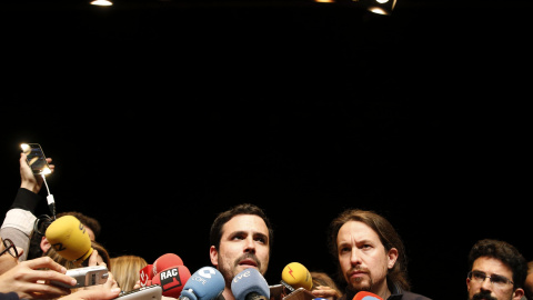 Los líderes de Izquierda Unida, Alberto Garzón, y de Podemos, Pablo Iglesias, atienden a los medios tras anunciar el preacuerdo electoral alcanzado por ambas formaciones para presentarse a los comicios del 26 de junio. EFE/Ballesteros