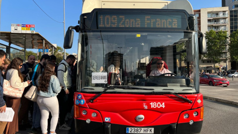 18/05/2023 - Un autobús a prop de l'Estació de Sants de Barcelona aquest dijous.