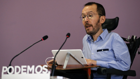 El secretario de Organización de Podemos, Pablo Echenique, durante una rueda de prensa en la que ha anunciado los resultados de la consulta  sobre la alianza con IU para el 26-J. EFE/Mariscal