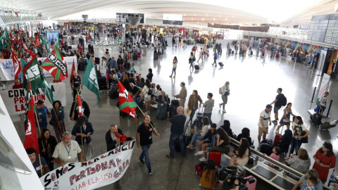 Movilización de los trabajadores en el aeropuerto de Loiu (Bilbao). / EFE