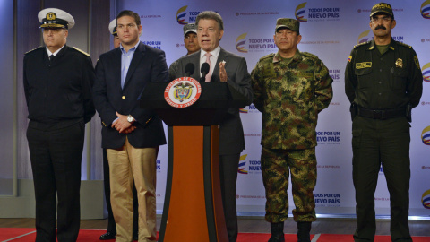 El presidente colombia Juan Manuel Santos junto al ministro de defensa Juan Carlos Pinzón e integrantes de la cúpula militar. EFE