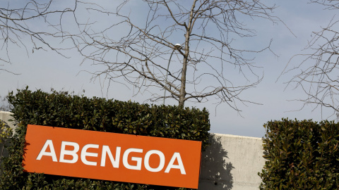 El logo de Abengoa en la entrada de su sede en Sevilla, el Campus Palmas Altas. REUTERS/Marcelo del Pozo