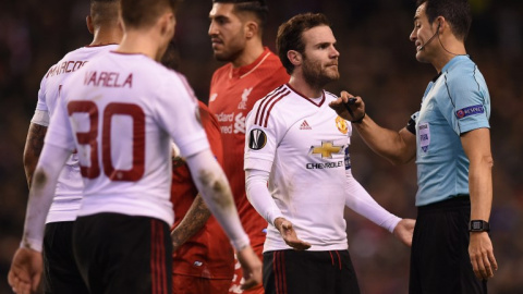 Velasco Carballo habla con Mata en un partido de la Europa League contra el Liverpool en marzo. /AFP