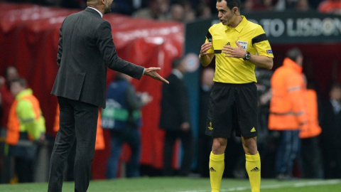 Velasco Carballo conversa con Pep Guardiola en los cuartos de final de la pasada edición de la Champions. /AFP