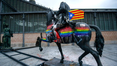 La estatua de Franco sufrió multitud de ataques cuando estaba expuesta en el Born de Barcelona.