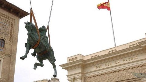 6 de febrero de 2006, una grúa retira la estatua de Franco del acceso de la Academia General Militar de Zaragoza- EFE