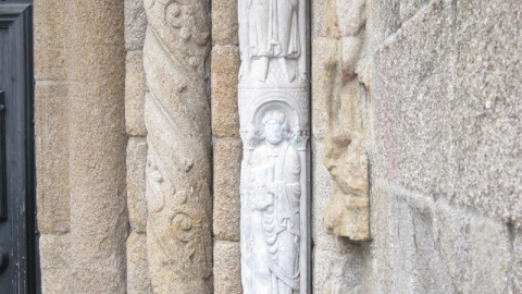 Imagen de la estatua de la Catedral de Santiago, ya sin la pintada. EP