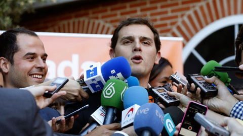 El presidente de Ciudadanos, Albert Rivera, atiende a los medios de comunicación durante el acto de cierre de campaña, que la organización celebra con una cena en un hotel madrileño. EFE/Alberto Martín.