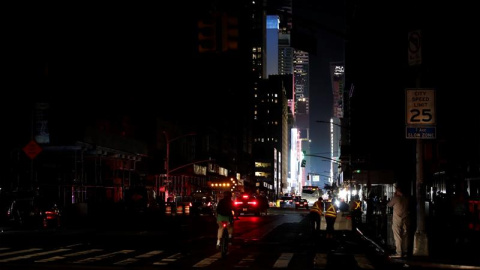 El centro de Nueva York durante el apagón de este sábado.  EFE/EPA/JASON SZENES