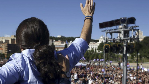 El líder de Podemos, Pablo Iglesias, saluda durante el mitin de cierre de campaña para las elecciones autonómicas y municipales del 24 de mayo, hoy en Madrid. EFE/Javier Lizon