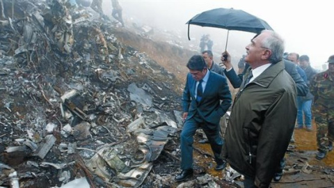 El entonces ministro de Defensa, Federico Trillo, y su homólogo turco, Vecdi Gonul, pisan los restos del Yak-42 , en el monte Pilav, el 27 de mayo del 2003. FATIH SARIBAS | REUTERS