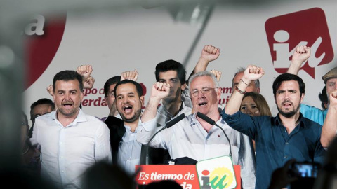 El coordinador federal de IU, Cayo Lara (2d), el candidato de IU a la Presidencia del Gobierno, Alberto Garzón (d), el coordinador general de IU en Andalucía, Antonio Maíllo (i), el candidato de IU a la alcaldía de Sevilla, Daniel González 