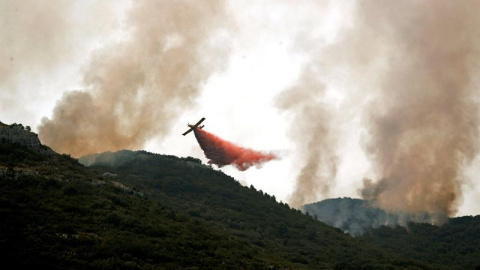 Barx (La Safor). Continua actiu l'incendi forestal de Llutxent (Vall d'Albaida) que ha cremat més de 1.500 hectàries i ha obligat a desallotjar unes 2.500 persones. EFE/Manuel Bruque