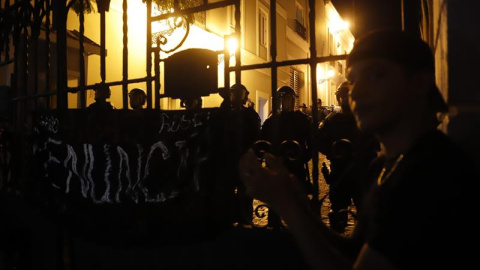 Cientos de personas se manifiestan durante la noche de este sábado delante de la Fortaleza, sede del Ejecutivo, en la capital, frente a residencia del gobernador de Puerto Rico, Ricardo Rosselló, para pedir su dimisión / EFE/Thais Llorca