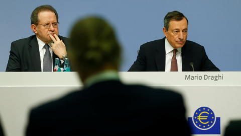 El presidente del BCE,Mario Draghi, y el vicepresidente, Vitor Constancio, en la rueda de prensa tras la reunión del Consejo de Gobierno de la entidad. REUTERS/Ralph Orlowski